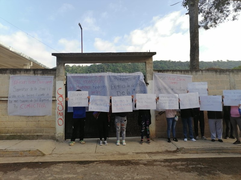 Toman telesecundaria de Pacho para exigir restitución de maestro