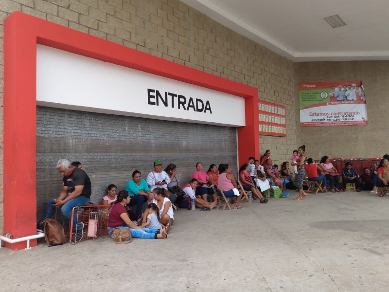Toman tiendas y sede del Ayuntamiento en Juchitán