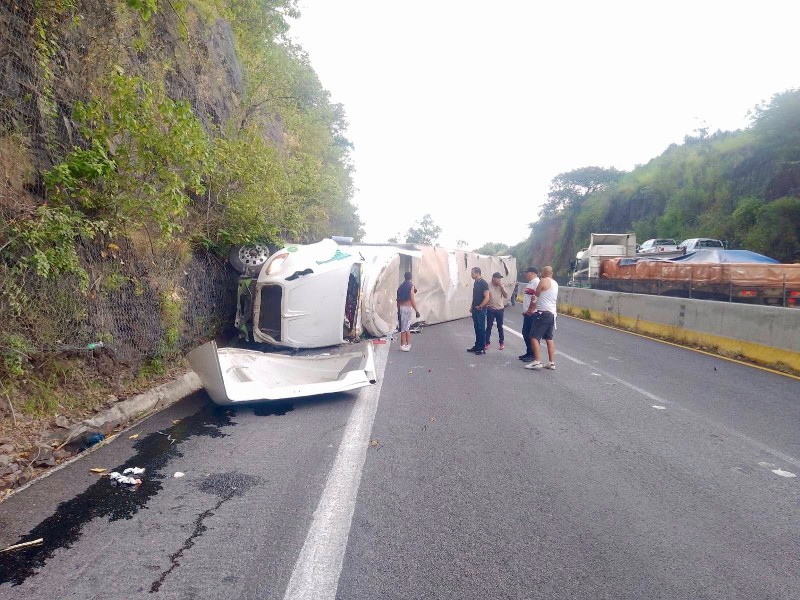 ¡Tome precauciones! Tráfico pesado hacia Guadalajara tras volcadura en autopista Tepic-Guadalajara
