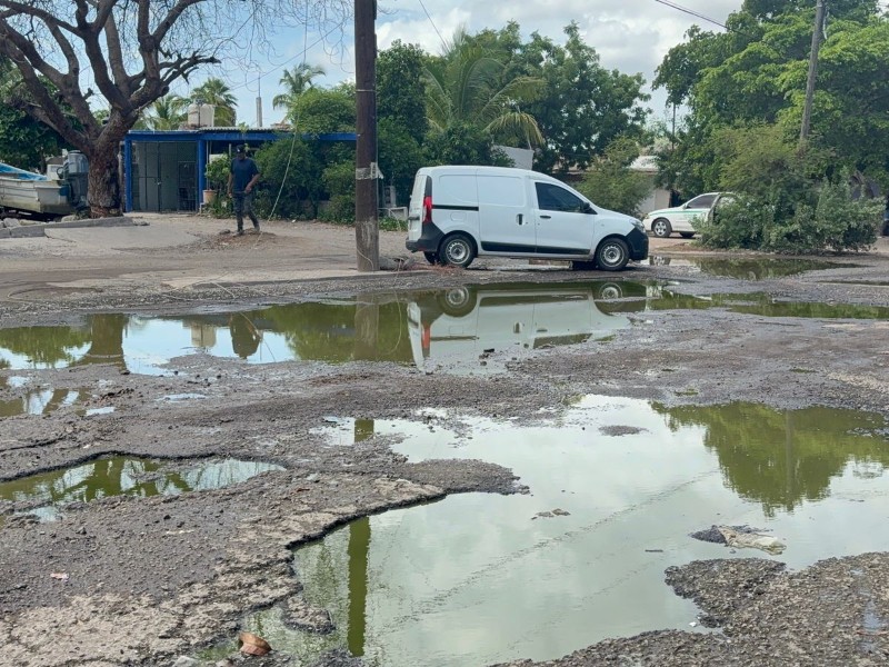 Topolobampo en crisis: entre baches y aguas negras