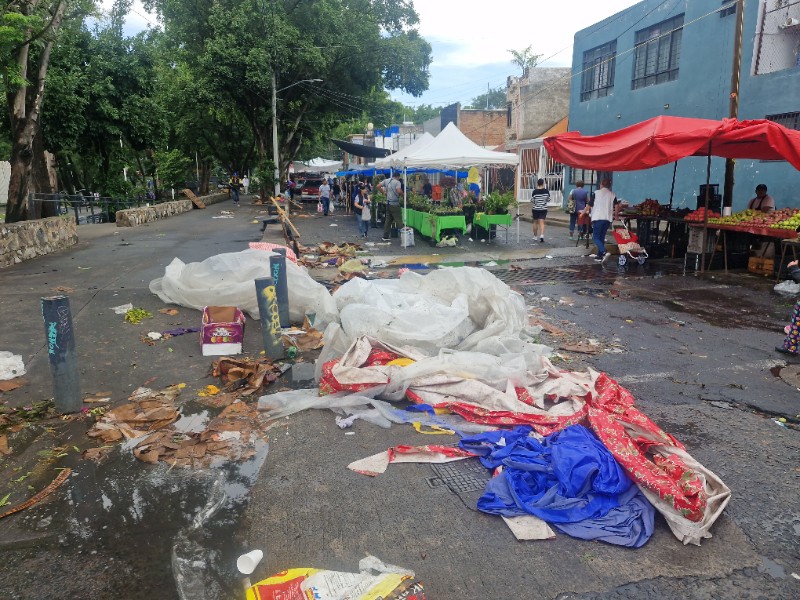 Tormenta arrasó con puestos de tianguis en Circunvalación Belisario
