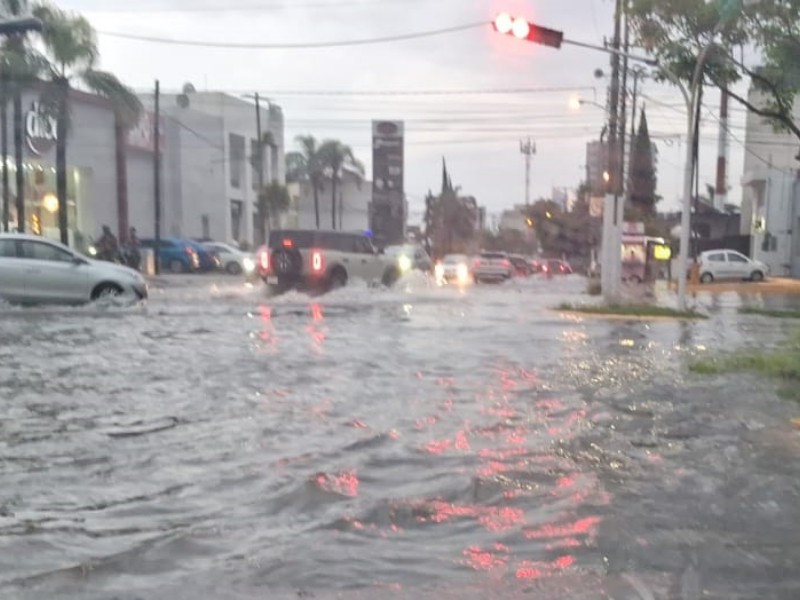 Tormenta con granizo provoca severas inundaciones en el sur de la ZMG