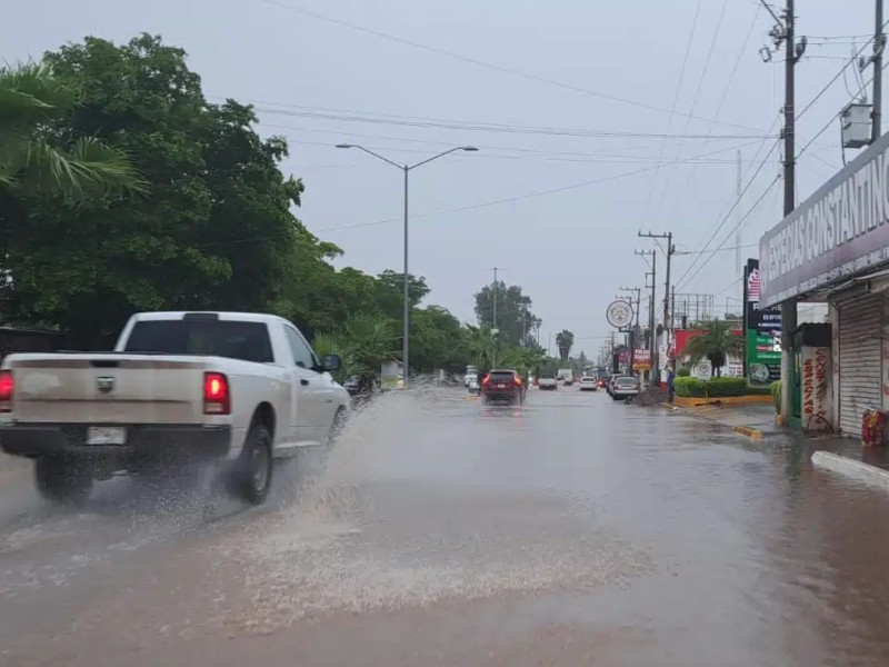 Tormenta eléctrica de rápida formación moja a Guasave