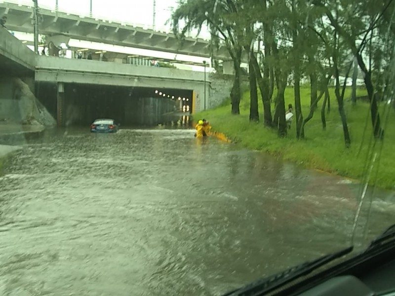 Tormenta en la ZMG provoca inundaciones y encharcamientos