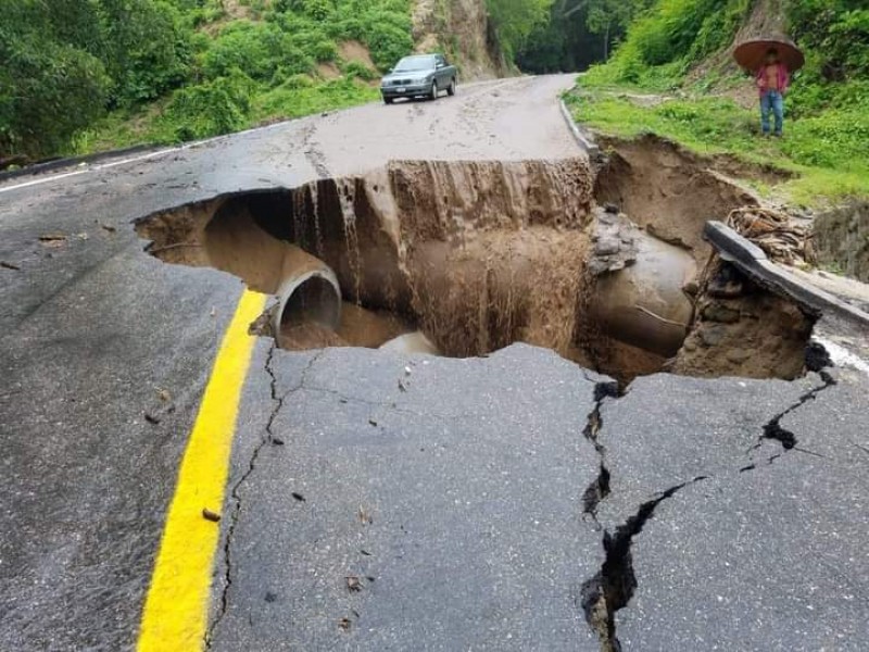 Tormenta Hernán provoca deslaves y socavones en Aquila