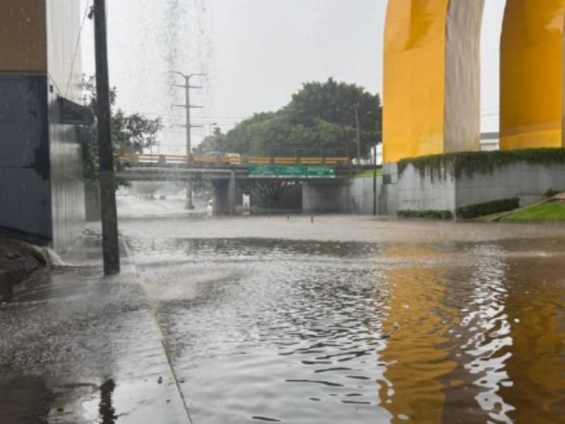 Tormenta matutina provoca caos vial e inundaciones en la metrópoli