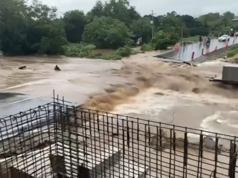 Tormenta “Max” provoca corte de la circulación en Petatlán