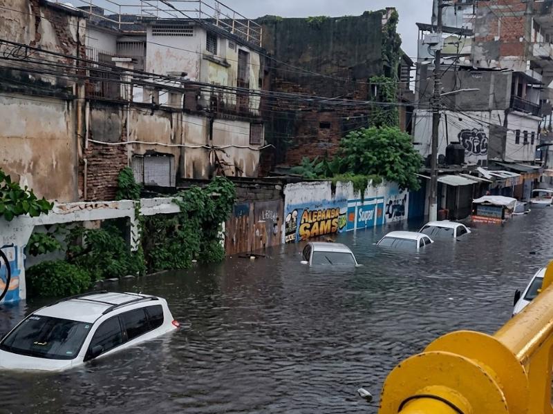 Tormenta Simón deja a Acapulco bajo el agua tras inundaciones