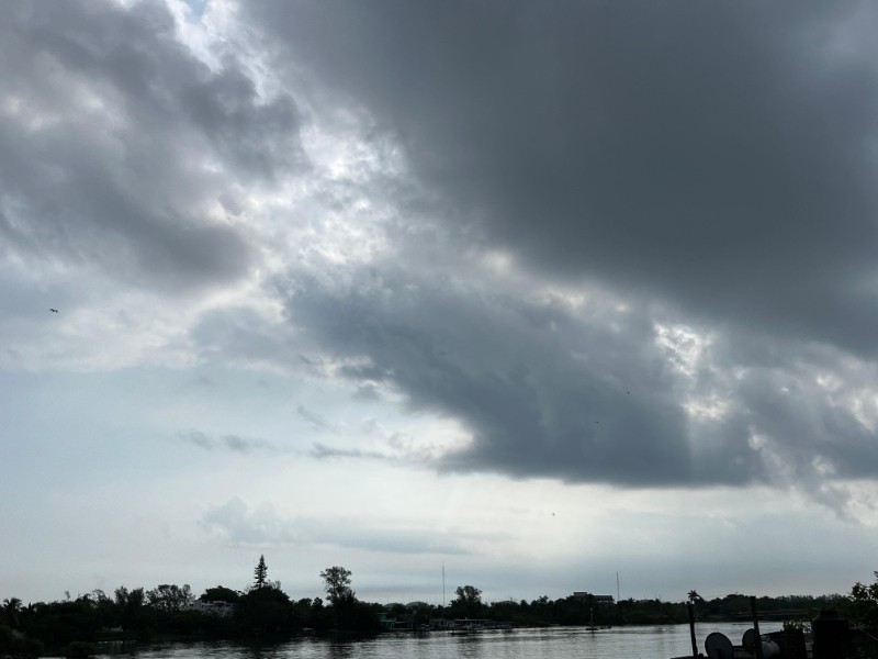 Tormentas aisladas y ambiente caluroso prevalecen en el norte