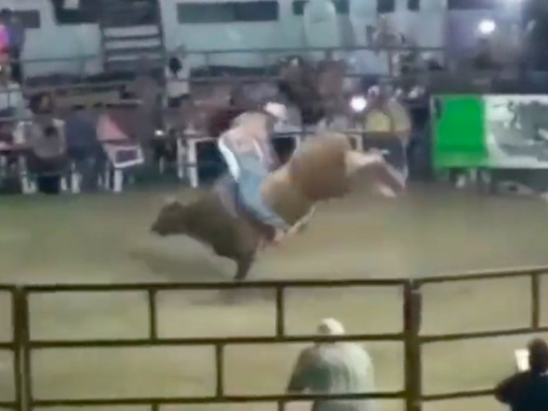 Toro aplasta a jinete en jaripeo de Guerrero