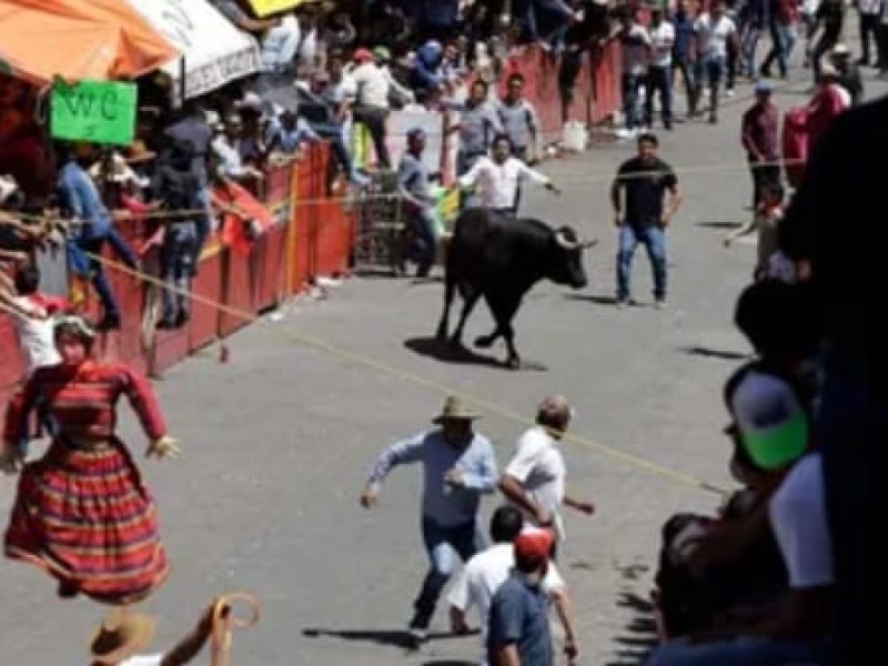 Toro embiste a hombre en feria de Huamantla, Tlaxcala