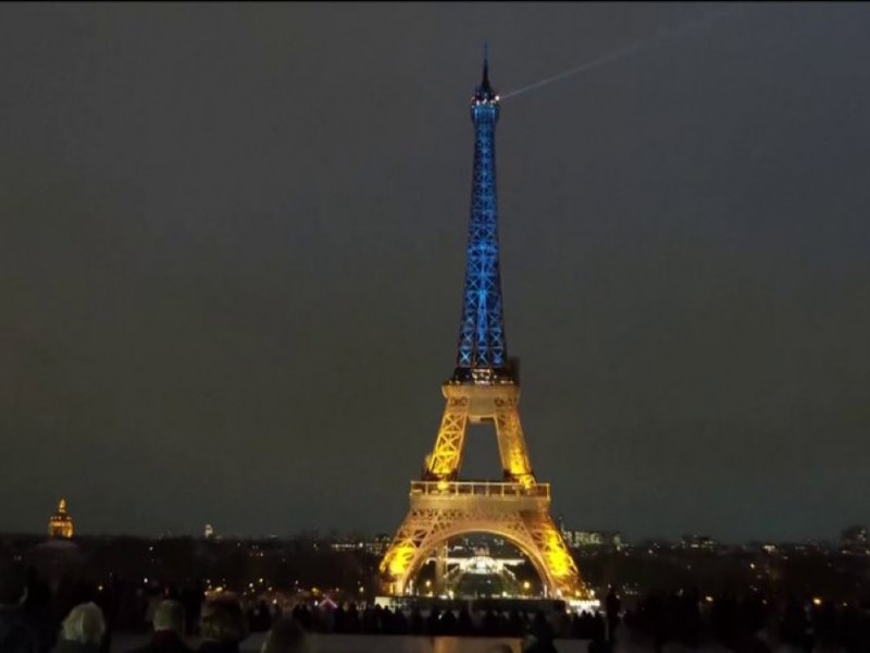 Torre Eiffel se ilumina con los colores de Ucrania