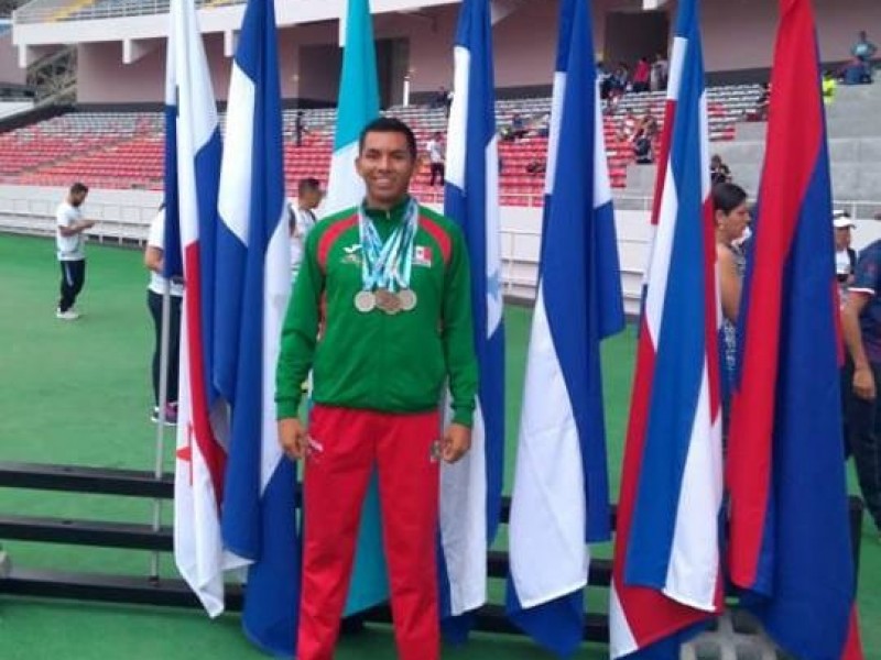 Torreonense gana medallas en centroamericano master