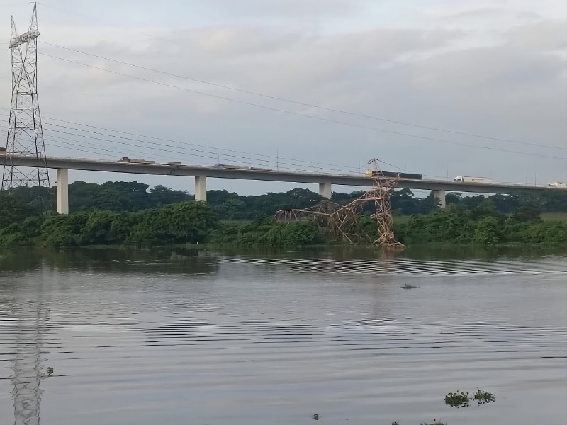 Torres de la CFE colapsan en Ixhuatlán del Sureste tras intensas lluvias