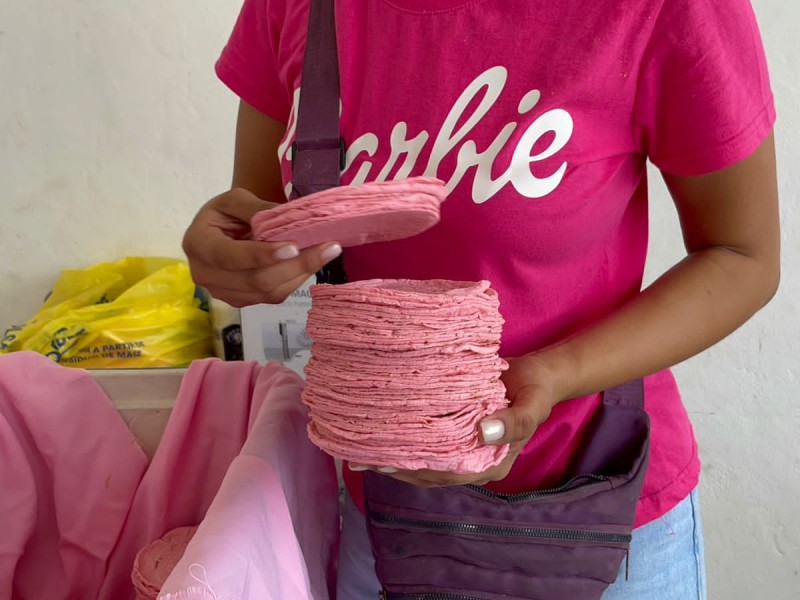 Tortillerías se suman a la barbiemanía vendiendo tortillas rosas