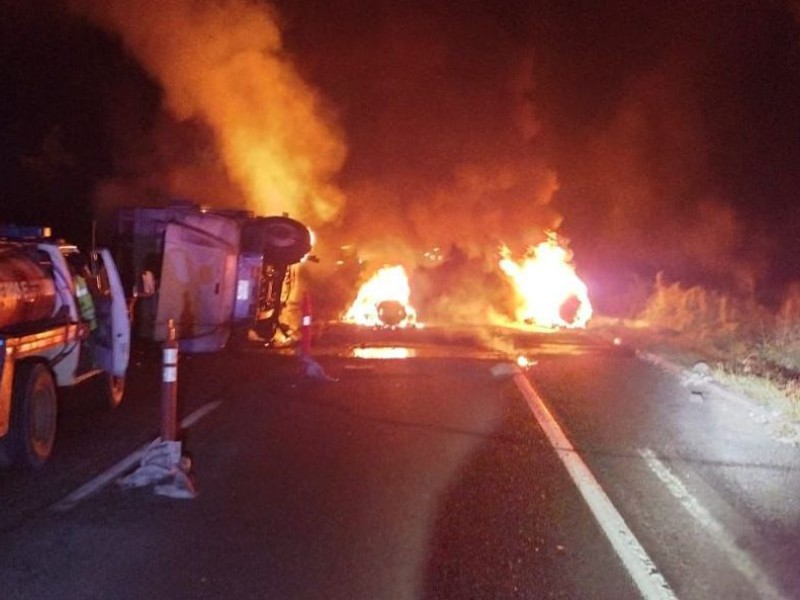 Torton se incendia al chocar contra muro de contención en Elota