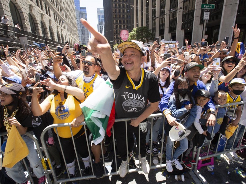 Toscano celebra título con los Warriors