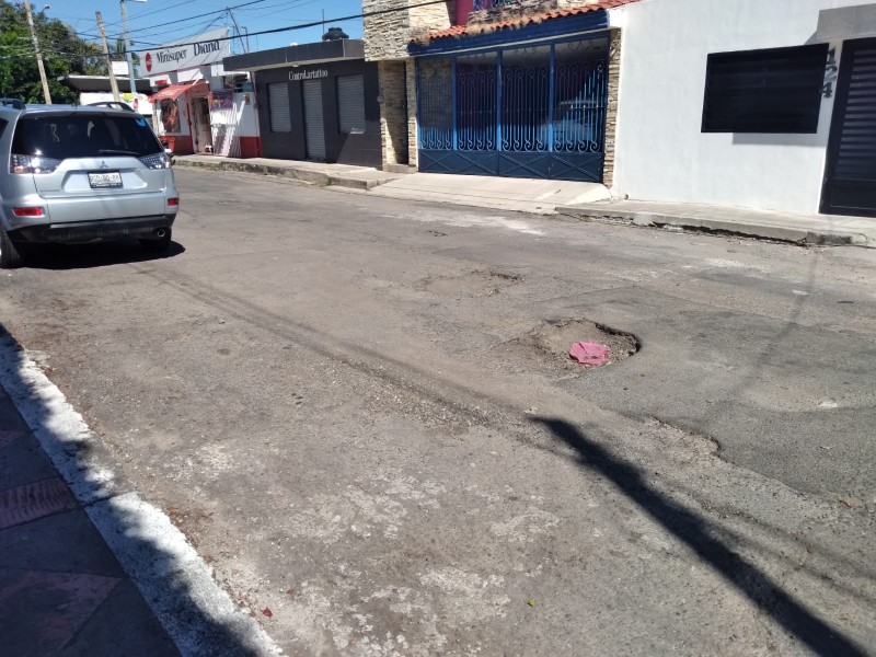 Acusan vecinos en olvido la calle Amapa