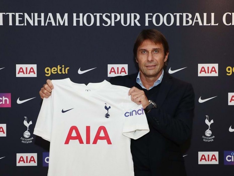 Tottenham anuncia a Antonio Conte como su director técnico