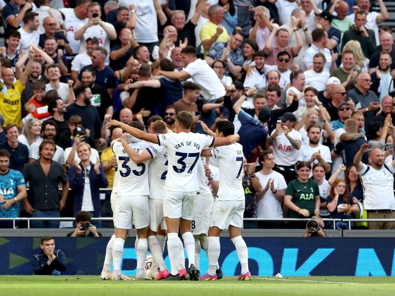 Tottenham supera al Manchester United en casa 2-0