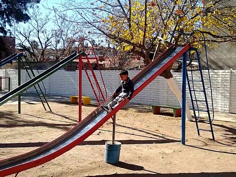 Trabaja club de Leones en remodelación de parque infantil