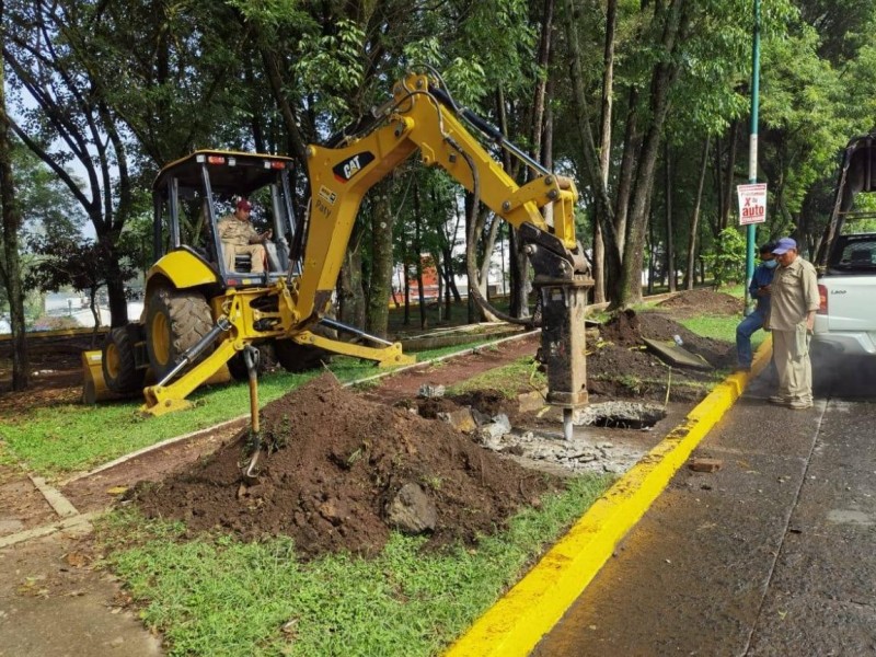 Trabaja CMAS en reparar tubería con fugas de Av. Xalapa