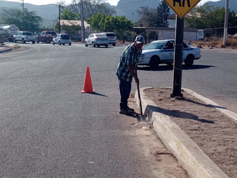 Trabaja Servicios de Públicos en limpieza de bulevar Centenario