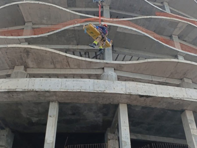 Trabajador cae desde altura de tres pisos en Mazatlán