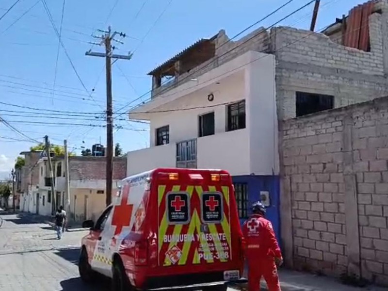 Trabajador se electrocuta al retirar montenes en techo
