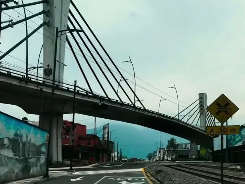 Trabajador sufre grave caída en puente atirantado en Orizaba