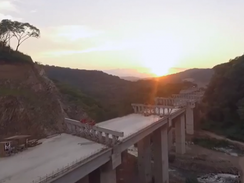 Trabajadora de autopista Jala-Vallarta murió al caerle loza de concreto