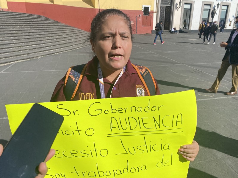 Trabajadora del IPAX protesta para exigir su reinstalación