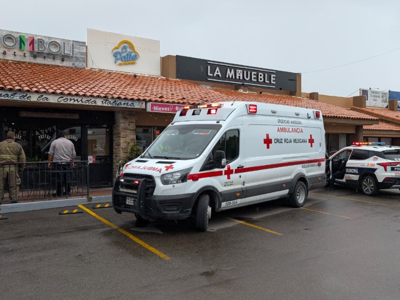 Trabajadora sufre leve descarga eléctrica en restaurante