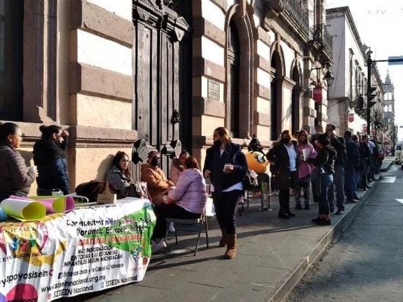 Trabajadoras de Estancias Infantiles bloquean accesos al Congreso del Estado