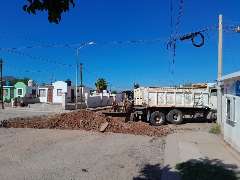 Trabajadores abandonan obra por más de una semana