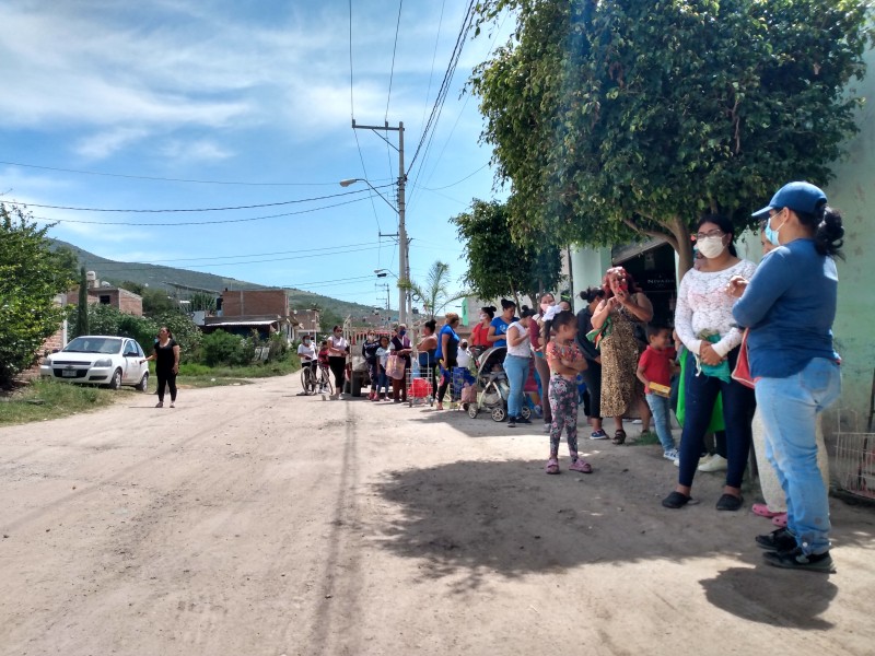 Trabajadores aportan un día de salario para entrega de despensas