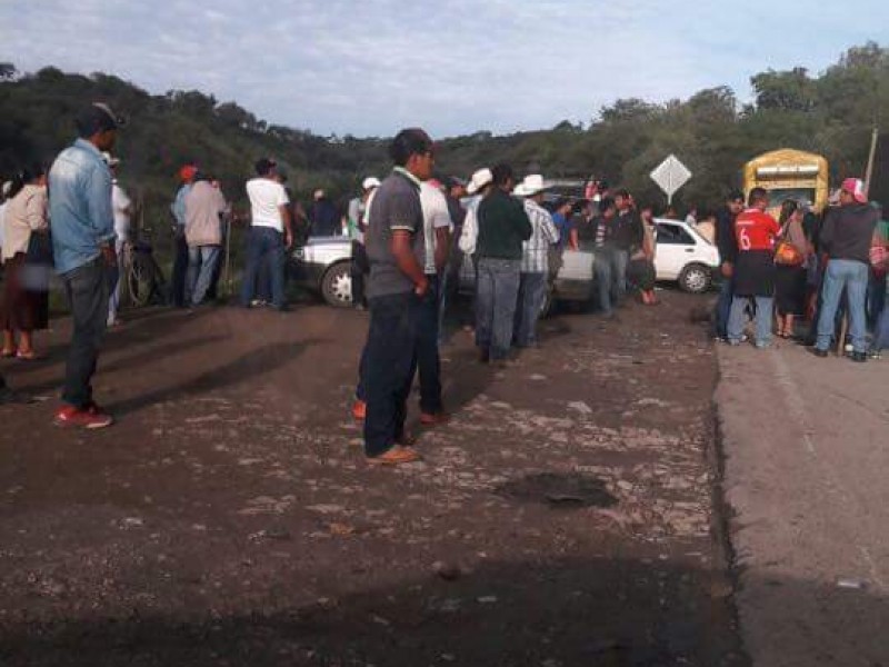 Trabajadores bloquean acceso a Bochil.