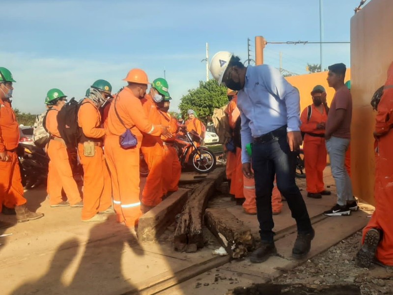 Trabajadores bloquean Centro Industrial de Coatzacoalcos por despidos injustificados