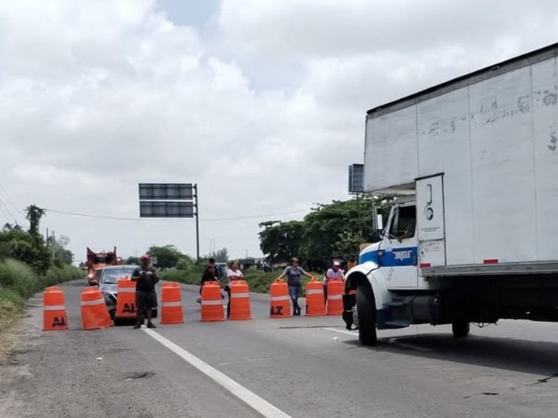 Trabajadores bloquean km 13.5 en Veracruz por falta de pagos