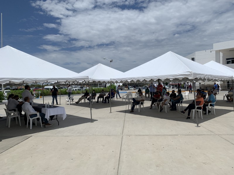 Trabajadores burócratas se manifiestan en la explanada del Ayuntamiento