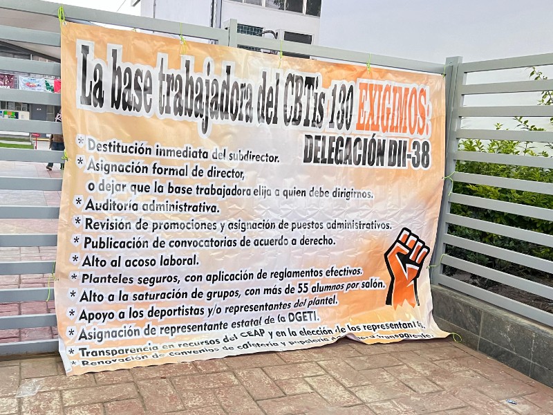 Trabajadores cerraron instalaciones del CBTIS 130