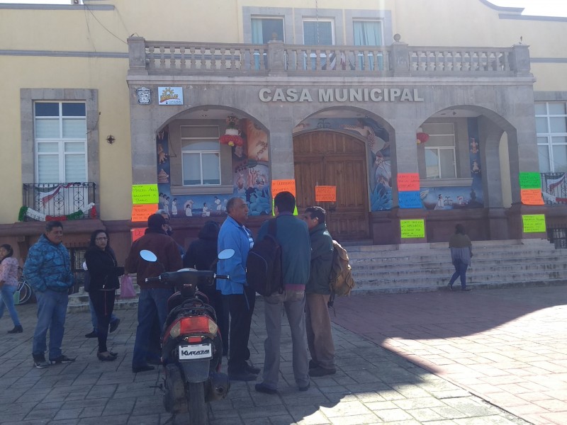 Trabajadores cierran alcaldía de Capulhuac, exigen pago