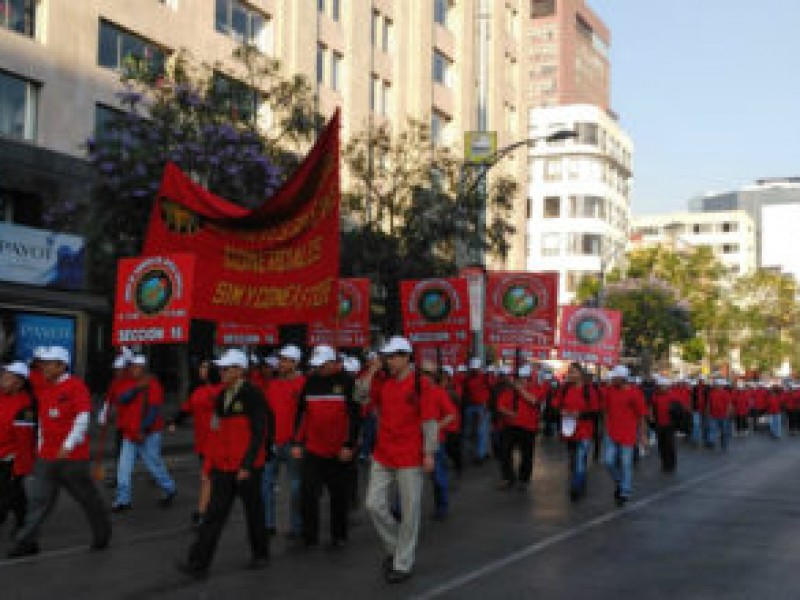 Trabajadores conmemoran 1 de Mayo en Zócalo capitalino