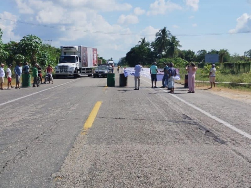 Trabajadores de Agroindustrias bloquean carretera Acapulco-Zihuatanejo