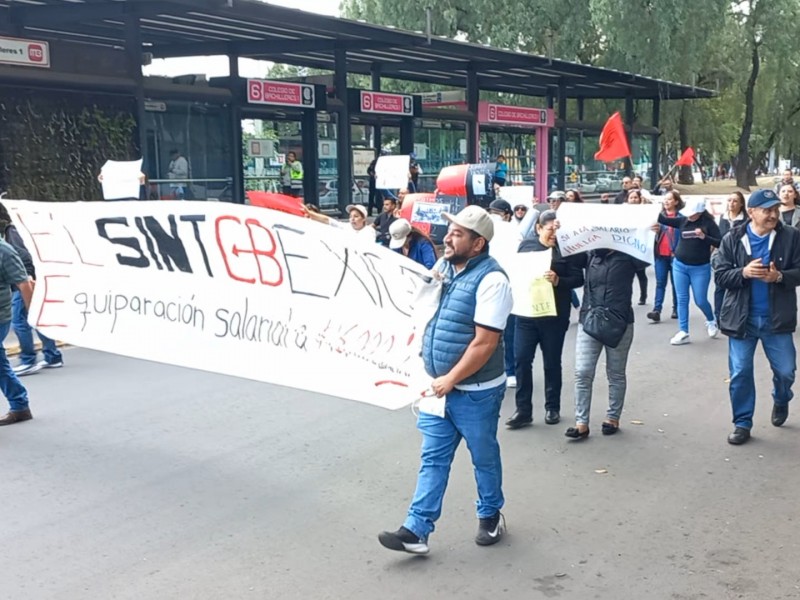 Trabajadores de Colegio de Bachilleres bloquean vialidades