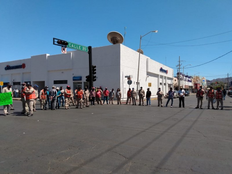 Trabajadores de CEA bloquean calle 20 al no recibir salario