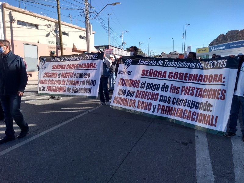 Trabajadores de Cecytes Sonora exigen pago de aguinaldos