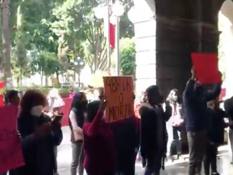 Trabajadores de Centro Histórico se manifiestan para poder trabajar