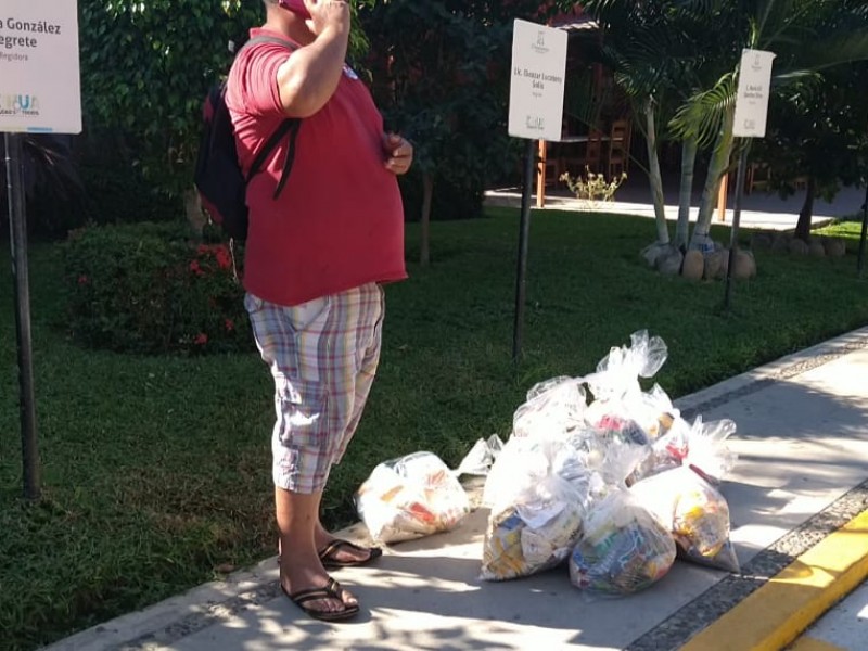 Trabajadores de centros nocturnos reciben despensas