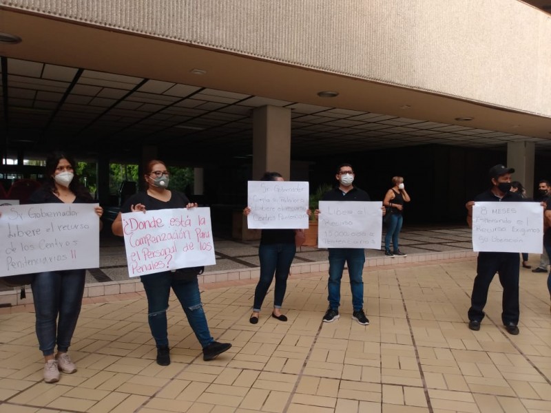 Trabajadores de centros penitenciarios exigen el pago de compensación salarial